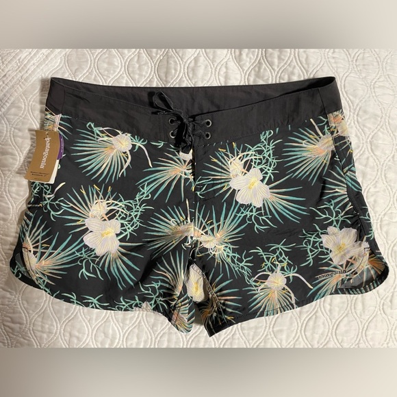 PATAGONIA- woman’s Wavefarer Boardshorts - 5" - NWT - Picture 1 of 4
